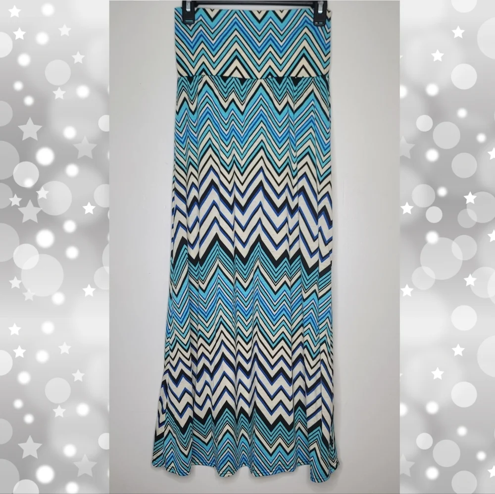 Chevron Patterned Maxi Skirt - Blue and White - Picture 4 of 7